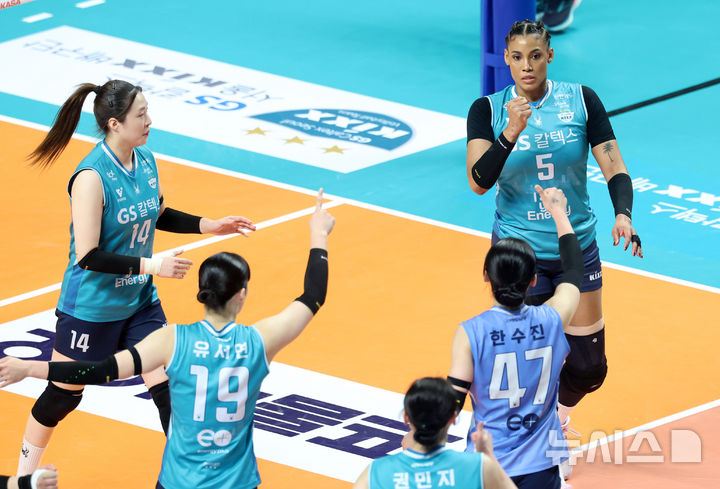 [서울=뉴시스] 이영환 기자 = 24일 오후 서울 중구 장충체육관에서 열린 2025-2026 V-리그 여자부 준플레이오프(준PO) GS칼텍스와 흥국생명의 경기, GS칼텍스 지젤 실바가 득점에 성공 후 기뻐하고 있다. 2026.03.24. 20hwan@newsis.com