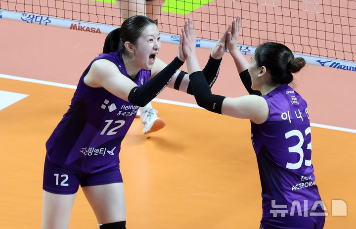 [서울=뉴시스] 이영환 기자 = 24일 오후 서울 중구 장충체육관에서 열린 2025-2026 V-리그 여자부 준플레이오프(준PO) GS칼텍스와 흥국생명의 경기, 흥국생명 이다현이 득점 후 이나연과 기뻐하고 있다. 2026.03.24. 20hwan@newsis.com