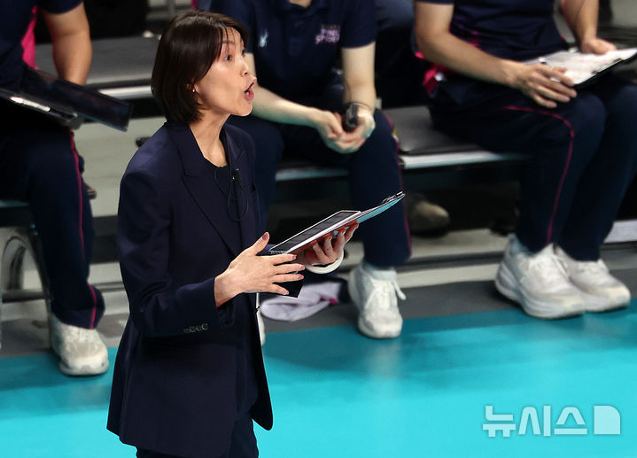 [서울=뉴시스] 이영환 기자 = 24일 오후 서울 중구 장충체육관에서 열린 2025-2026 V-리그 여자부 준플레이오프(준PO) GS칼텍스와 흥국생명의 경기, 흥국생명 요시하라 토모코 감독이 작전 지시를 하고 있다. 2026.03.24. 20hwan@newsis.com