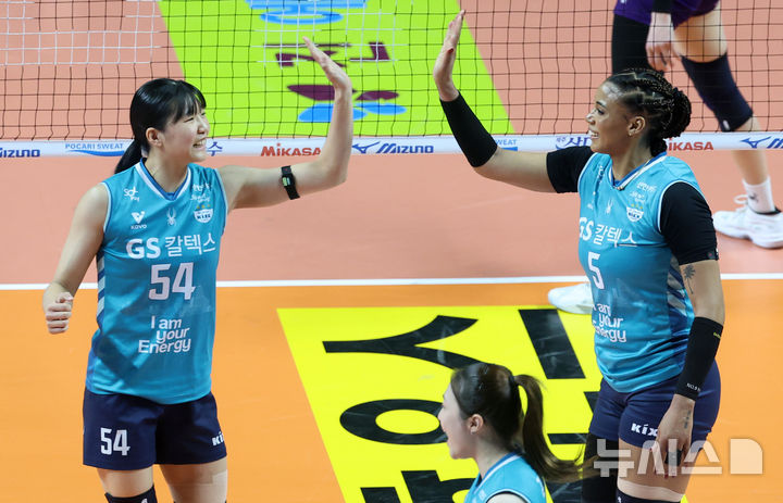 [서울=뉴시스] 이영환 기자 = 24일 오후 서울 중구 장충체육관에서 열린 2025-2026 V-리그 여자부 준플레이오프(준PO) GS칼텍스와 흥국생명의 경기, GS칼텍스 지젤 실바가 득점 후 오세연과 기뻐하고 있다. 2026.03.24. 20hwan@newsis.com
