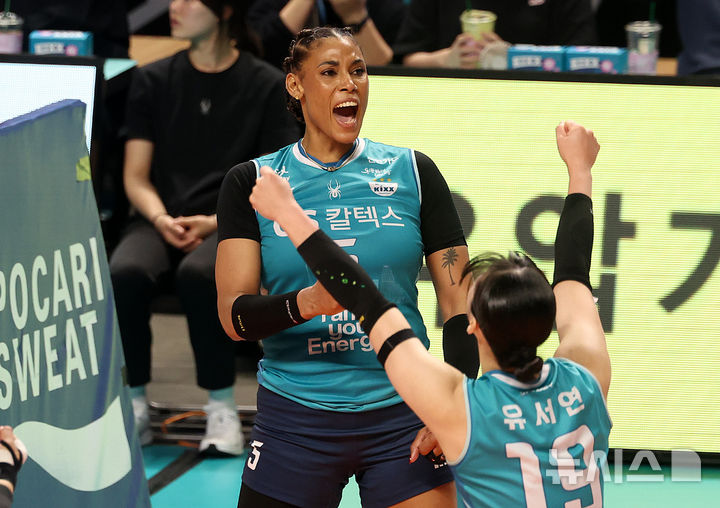 [서울=뉴시스] 이영환 기자 = 24일 오후 서울 중구 장충체육관에서 열린 2025-2026 V-리그 여자부 준플레이오프(준PO) GS칼텍스와 흥국생명의 경기, GS칼텍스 지젤 실바가 득점 후 기뻐하고 있다. 2026.03.24. 20hwan@newsis.com