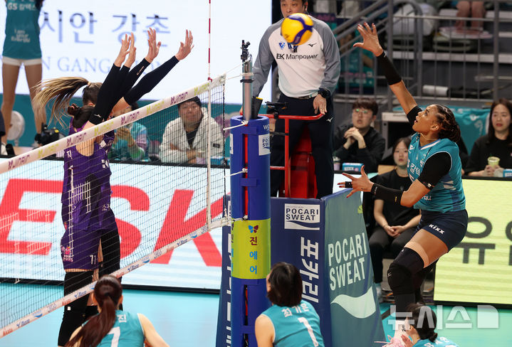 [서울=뉴시스] 이영환 기자 = 24일 오후 서울 중구 장충체육관에서 열린 2025-2026 V-리그 여자부 준플레이오프(준PO) GS칼텍스와 흥국생명의 경기, GS칼텍스 지젤 실바가 공격을 하고 있다. 2026.03.24. 20hwan@newsis.com