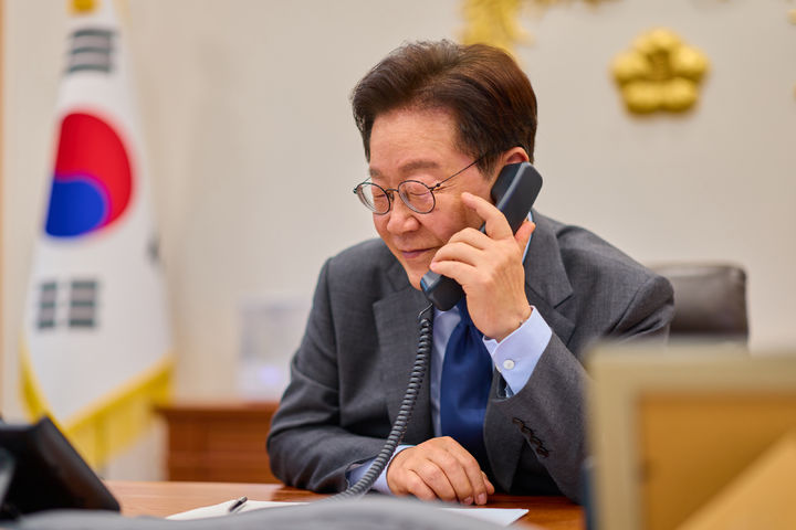 [서울=뉴시스] 이재명 대통령이 24일 청와대에서 크리스토퍼 럭슨 뉴질랜드 총리와 전화 통화를 하고 있다. (사진=청와대 제공) 2026.03.24. photo@newsis.com *재판매 및 DB 금지