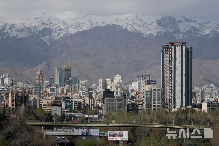 [AP/뉴시스] 24일 이란 수도 테헤란 북부 지역 모습