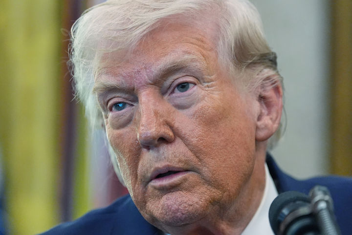 [워싱턴=AP/뉴시스]도널드 트럼프 미국 대통령이 24일(현지 시간) 백악관 집무실에서 개최한 마크웨인 멀린 신임 국토안보부 장관 임명식에서 발언하고 있다. 2026.03.25.