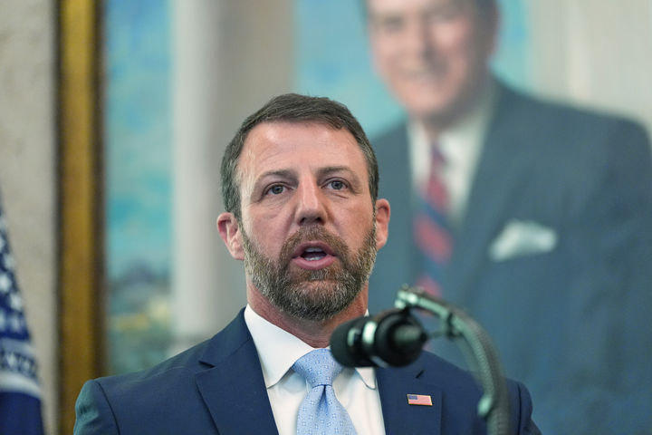 [워싱턴=AP/뉴시스]마크웨인 멀린 신임 국토안보부 장관이 24일(현지 시간) 24일(현지 시간) 백악관 집무실에서 개최된 임명식에서 발언하고 있다. 2026.03.25.