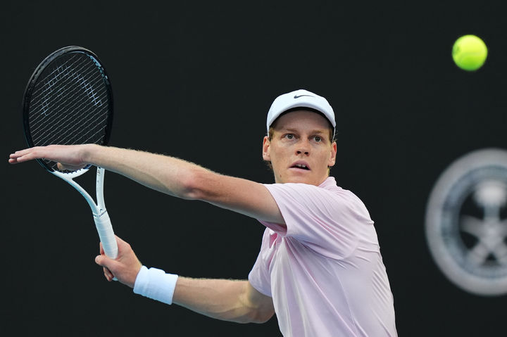 [마이애미가든스=AP/뉴시스] 얀니크 신네르(2위·이탈리아)가 24일(현지 시간) 미 플로리다주 마이애미가든스에서 열린 남자프로테니스(ATP) 투어 마이애미 오픈 16강전에서 알렉스 미켈센(40위·미국)과 경기하고 있다. 신네르가 2-0(7-5 7-6)으로 승리하고 8강에 올랐다. 2026.03.25.