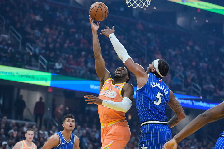 [클리블랜드=AP/뉴시스] 미국프로농구(NBA) 클리블랜드 캐벌리어스의 도너번 미첼(가운데). 2026.03.24.