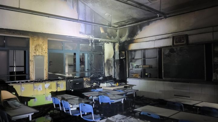 [완주=뉴시스] 25일 오전 2시37분께 전북 완주군의 한 초등학교에서 불이 나 교실이 그을려있다. (사진=전북도소방본부 제공) 2026.03.25. photo@newsis.com *재판매 및 DB 금지
