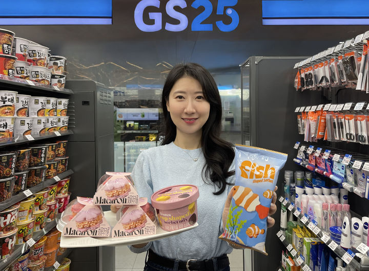 [서울=뉴시스] GS25에서 모델이 벚꽃 마카롱, 피쉬 소르베, 구황작물 소르베를 들고 있다.(사진=GS리테일 제공) *재판매 및 DB 금지