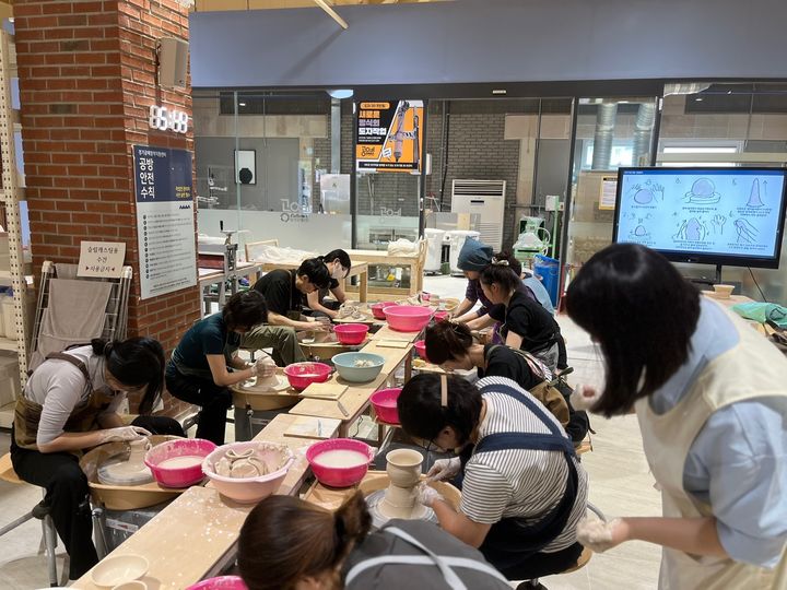 물레 기초 교육 현장(사진=한국도자재단 제공) *재판매 및 DB 금지