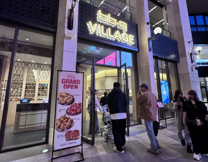 [서울=뉴시스] BBQ가 인천 영종도 복합리조트 파라다이스시티에 'BBQ 파라다이스시티점'을 열었다. (사진=제너시스BBQ 그룹 제공) *재판매 및 DB 금지