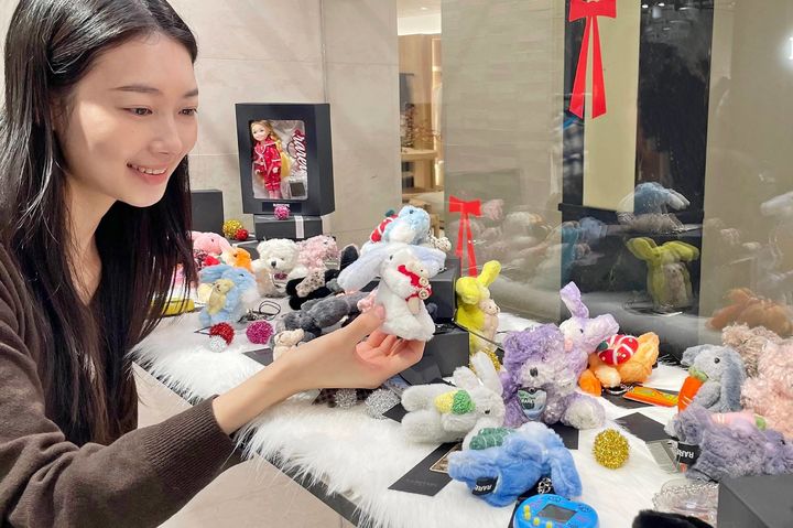 [서울=뉴시스] 모델이 레어타입 키링을 소개하고 있다. (사진=한화갤러리아 제공) *재판매 및 DB 금지