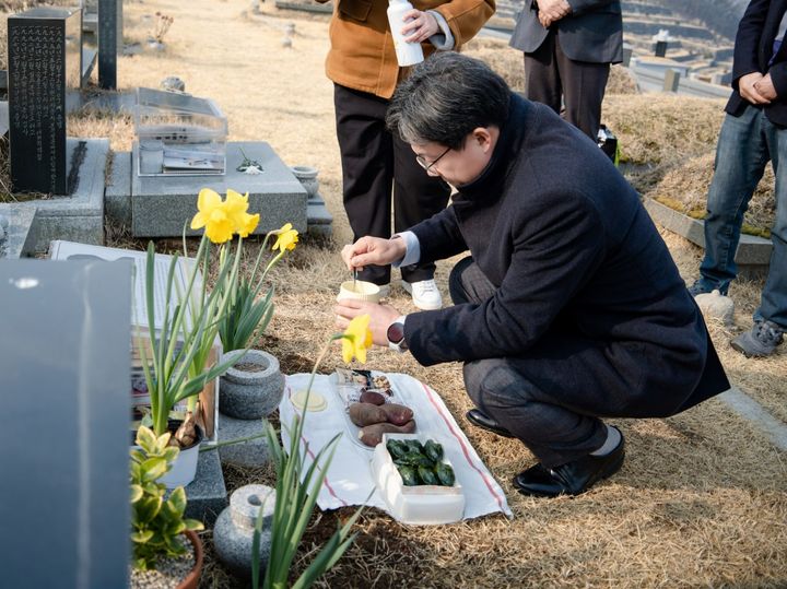[울산=뉴시스] 조용식 울산시교육감 선거 예비후보가 24일 후보 등록 전 경남 양산 솔밭산에 있는 고 노옥희교육감 묘소를 찾아 참배하고 있다. (사진=조용식 예비후보 캠프 제공) 2026.03.25. photo@newsis.com *재판매 및 DB 금지