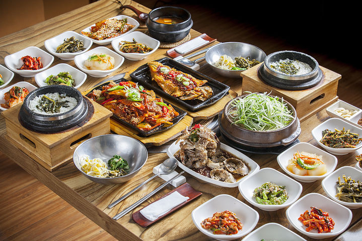 [서울=뉴시스] 지난 24일 엠브레인 트렌드모니터는 '외식 문화 및 반찬 리필 서비스 관련 인식 조사'의 결과를 발표했다. 조사에 따르면 응답자의 64.8%가 반찬 리필 서비스 유료화에 거부감을 드러냈다. (사진=유토이미지)