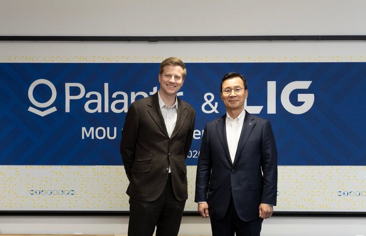 [서울=뉴시스] 신익현 LIG넥스원 대표이사(오른쪽)와 라이언 테일러 팔란티어 테크놀로지스 최고수익책임자가 24일(현지시간) 미국 팔란티어 사무소에서 기념 촬영하는 모습. (사진=LIG넥스원) 2026.03.25 photo@newsis.com *재판매 및 DB 금지 *재판매 및 DB 금지