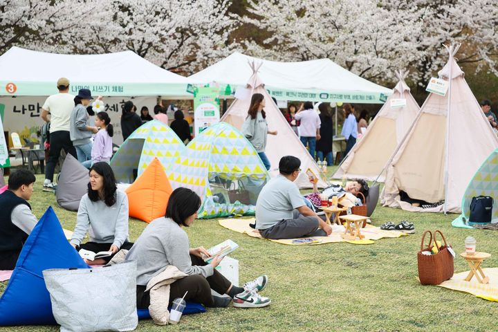 [용인=뉴시스] 지난해 기흥구 만골근린공원에서 열린 '공원리딩파티(사진=용인시 제공) 2026. 03. 25. photo@newsis.com *재판매 및 DB 금지