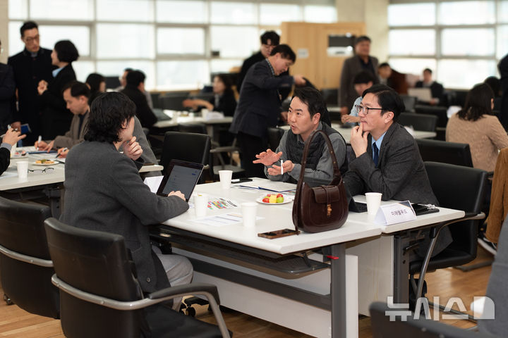 [성남=뉴시스] 성남산업단지관리공단 대회의실에서 열린 2026 성남 제조 AX 솔루션 커넥트 행사 (사진=성남시 제공) 2026.03.25.photo@newsis.com