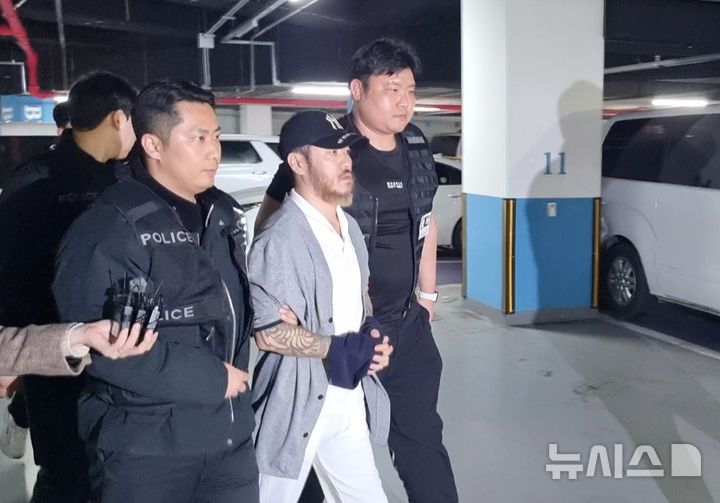 [의정부=뉴시스] 김도희 기자 = 필리핀에서 수감 중이던 '텔레그램 마약왕' 박왕열(48)이 25일 국내로 송환된 가운데 이날 오전 8시50분께 경찰 수사를 받기 위해 경기북부경찰청으로 압송되고 있다. 2026.03.25 kdh@newsis.com