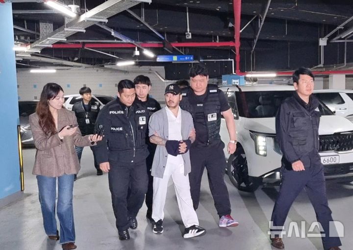 [의정부=뉴시스] 김도희 기자 = 필리핀에서 수감 중이던 '텔레그램 마약왕' 박왕열(48)이 25일 국내로 송환된 가운데 이날 오전 8시50분께 경기북부경찰청에 도착했다. 2026.03.25 kdh@newsis.com