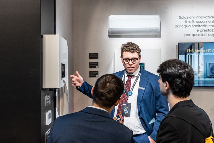 [서울=뉴시스]24~27일 이탈리아 밀라노에서 열린 MCE 2026에서 삼성전자 직원이 참석자들에게 수상 제품의 특장점을 소개하고 있다. (사진=삼성전자 제공) 2026.03.25. photo@newsis.com *재판매 및 DB 금지