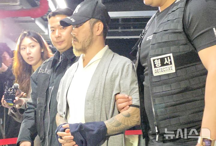 [의정부=뉴시스] 송주현 기자 = 필리핀에서 이른바 '전세계'라는 활동명으로 마약을 유통했던 박왕열 씨가 25일 송환돼 경기북부경찰청에서 수사를 받기 위해 건물로 들어가고 있다. 2026.03.25. atia@newsis.com 