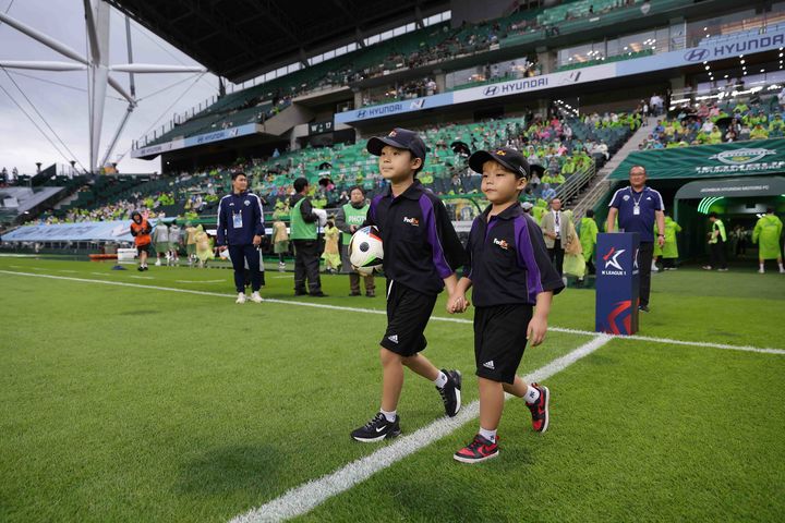 [서울=뉴시스]페덱스 게임볼 딜러버리 키즈 행사 모습. (사진=한국프로축구연맹 제공)