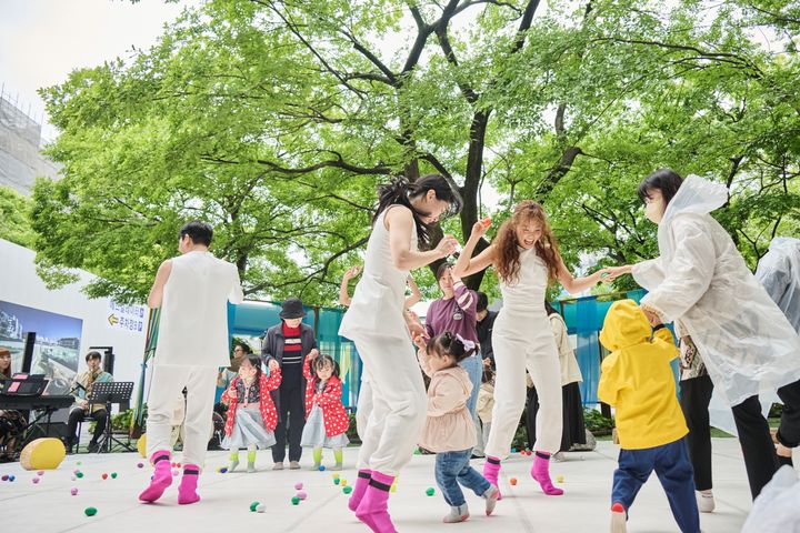 2026 더 어린 관객을 위한 극장-'봄여름가을겨울 슴숨슘' 공연 장면. (사진=국립어린이청소년극단 제공) *재판매 및 DB 금지