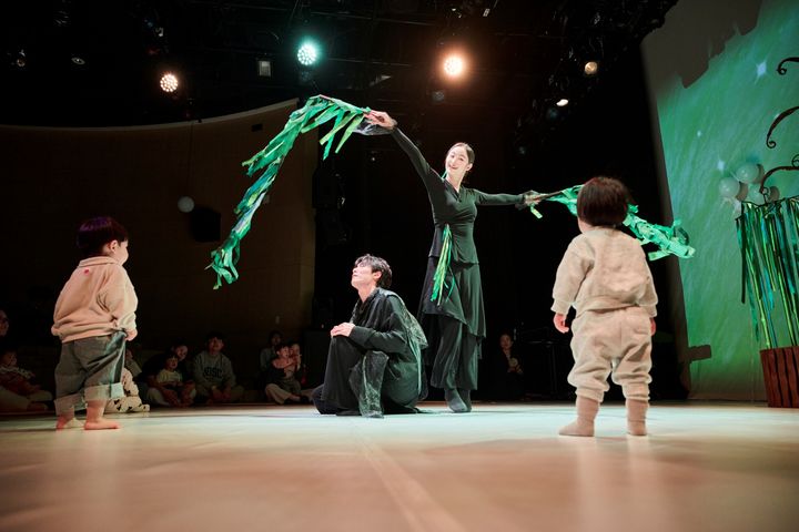 2026 더 어린 관객을 위한 극장-'흔들흔들 우주' 공연 장면. (사진=국립어린이청소년극단 제공) *재판매 및 DB 금지