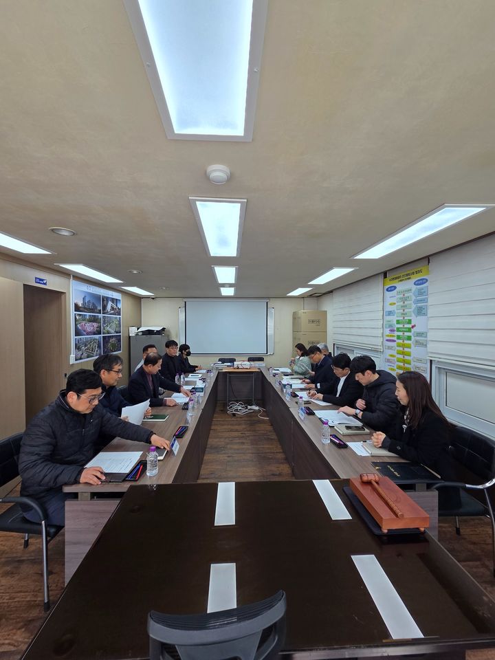 [용인=뉴시스] 경기 용인시가 지역내 리모델링주택조합 현장을 방문, 관계자들과 의견을 교환했다. (사진=용인시 제공) 2026.03.25. photo@newsis.com *재판매 및 DB 금지