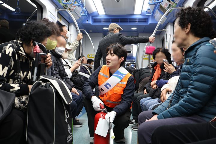 [부산=뉴시스] 부산교통공사는 지난 24일 부산도시철도 4호선 열차에서 승객 대상 '찾아가는 안전승무원' 현장 교육을 실시했다. (사진=부산교통공사 제공) 2026.03.25. photo@newsis.com *재판매 및 DB 금지