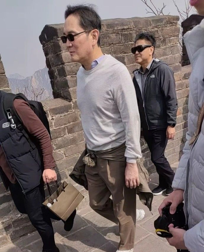 [서울=뉴시스] 이재용 삼성전자 회장이 최근 중국 만리장성을 찾은 모습. (사진=중국 소셜미디어 갈무리) 2026.03.25 photo@newsis.com *재판매 및 DB 금지