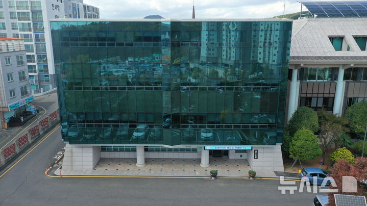 [통영=뉴시스] 신정철 기자= 경남 통영시의회는 오는 27일부터 4월 9일까지 14일간 제242회 통영시의회(임시회)를 개회한다고 25일 밝혔다. 사진은 통영시의회 청사 전경.(사진=통영시의회 제공).2026.03.25. sin@newsis.com