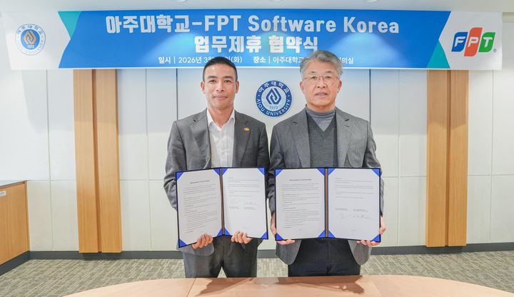 [수원=뉴시스] 아주대가 FPT 소프트웨어 코리아와 업무협약을 체결했다. 사진 왼쪽부터 하 민 투안(Ha Minh Tuan) 대표(사진 왼쪽)와 아주대 최기주 총장. (사진=아주대 제공) 2026.03.25. photo@newsis.com *재판매 및 DB 금지