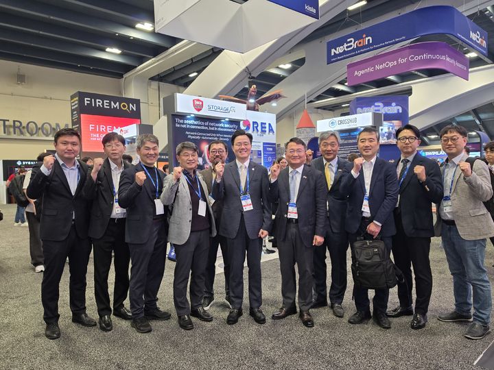 [서울=뉴시스] 한국정보보호산업협회(KISIA)와 대한무역투자진흥공사(KOTRA)는 23~26일 미국 샌프란시스코 모스콘 센터에서 열리는 'RSA Conference 2026'(RSAC 2026)에 한국관을 운영한다고 밝혔다. 사진 왼쪽에서 6번째, 한국정보보호산업협회 김진수 회장. (사진=한국정보보호산업협회(KISIA) 제공) 2026.03.25. photo@newsis.com *재판매 및 DB 금지