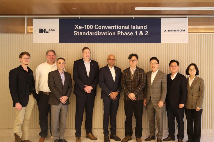 [서울=뉴시스]딩카 바티아(Dinkar S. Bhatia) 엑스에너지 CCO(최고영업책임자, 왼쪽 다섯째)와 배종식 DL이앤씨 플랜트사업본부 부본부장(왼쪽 여섯째)이 서울 마곡동 본사에서 열린 SMR 표준화 설계 계약 체결을 기념해 사진촬영을 하고 있다. (사진=DL이앤씨 제공) 2026. 3. 25. *재판매 및 DB 금지