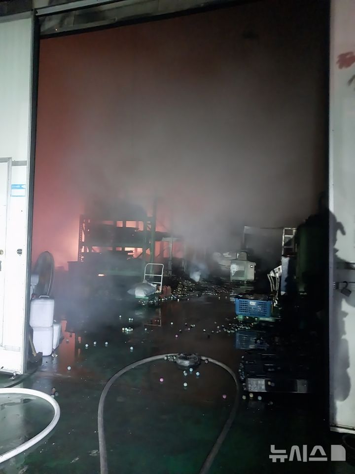 [김해=뉴시스] 경남 김해 자동차 부품 공장화재. (사진=소방서 제공) 2026.03.25. photo@newsis.com