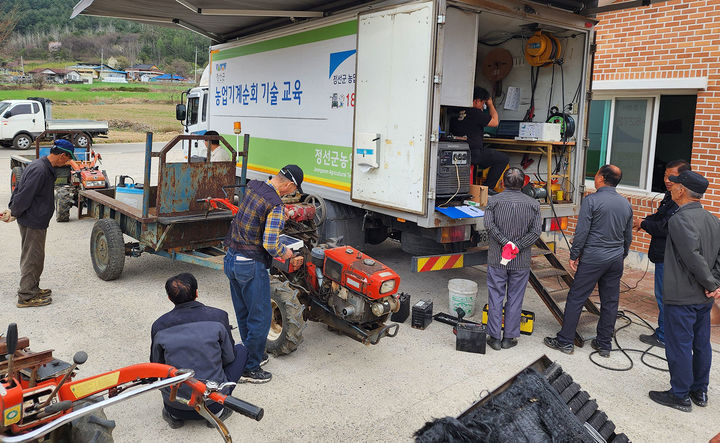 찾아가는 농기계 수리·기술교육 모습.(사진=정선군 제공) *재판매 및 DB 금지