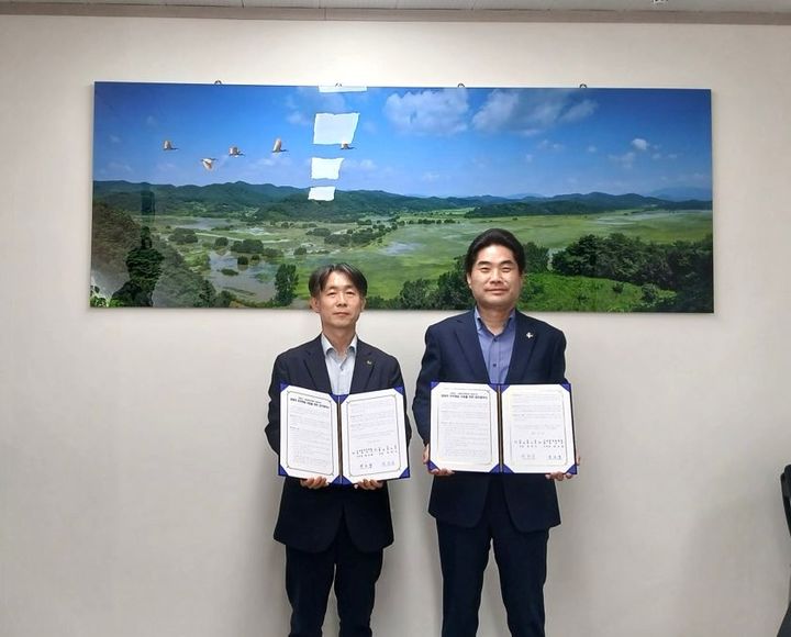 [창녕=뉴시스] 신용회복위원회 창원지부가 업무협약을 체결하고 있다. (사진=창녕군 제공) 2026.03.25. photo@newsis.com *재판매 및 DB 금지