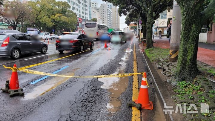 [제주=뉴시스] 25일 오전 제주 한 도로에서 지반침하가 발생해 소방당국과 경찰이 조치하고 있다. (사진=제주소방안전본부 제공) 2026.03.25. photo@newsis.com