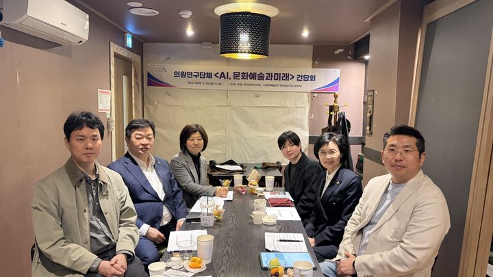 [부산=뉴시스] 부산시의회 의원연구단체 '인공지능(AI)·문화예술과 미래'는 지난 24일 시의회 회의실에서 'AI 시대 문화예술의 변화와 정책 대응'을 주제로 간담회를 개최했다. (사진=부산시의회 제공) 2026.03.25. photo@newsis.com *재판매 및 DB 금지
