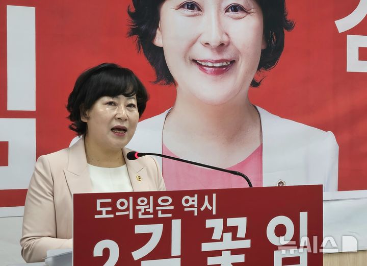 [제천=뉴시스] 이병찬 기자 = 김꽃임 국민의힘 충북도의회 산업건설위원장이 25일 제천시청 브리핑룸에서 재선 도전을 선언하고 있다. 2026.03.25.bclee@newsis.com