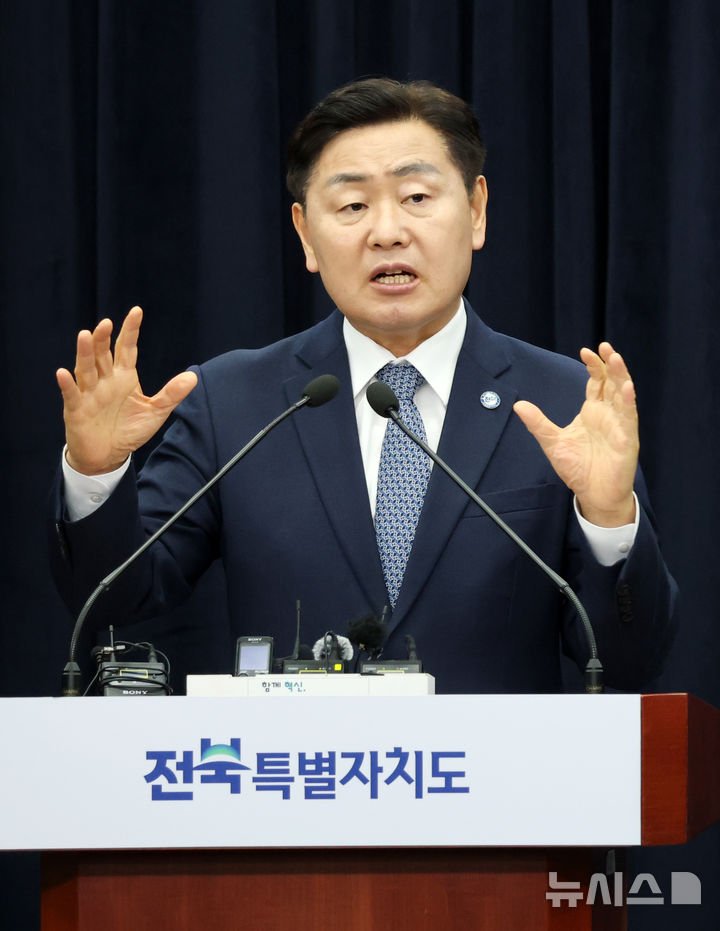 [전주=뉴시스] 김얼 기자 = 김관영 전북특별자치도지사가 25일 전북 전주시 전북특별자치도청 기자회견장에서 조선산업과 관련한 기자회견을 열고 질의에 답변하고 있다. 2026.03.25. pmkeul@newsis.com