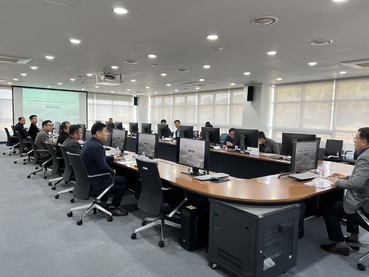 [거제=뉴시스] 신정철 기자= 경남 거제시는 지난 24일 장목면 소재 해양플랜트산업지원센터 대회의실에서 부산진해경제자유구역청(청장 박성호)과 공동 추진 중인 '거제 공항배후도시 경제자유구역 지정 타당성 검토 용역' 착수보고회를 개최했다.(사진=거제시 제공).2026.03.25. photo@newsis.com *재판매 및 DB 금지