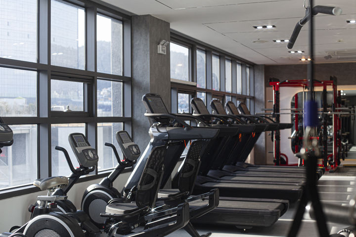 [서울=뉴시스] 중국 후베이성 우한에 있던 한 헬스장이 갑자기 문을 닫아 회원들이 환불을 못 받게 되자, 헬스 트레이너 장씨가 사비 20만 위안(약 4333만원)을 들여 총 877회의 수업을 끝까지 진행했다. (사진=유토이미지)