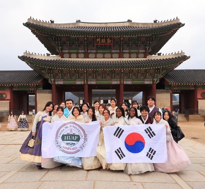 [서울=뉴시스] 18일 '이화-HUAP 서울 컨퍼런스'를 통해 경복궁을 방문한 이화여대와 하버드대 학생들이 기념 촬영을 하고 있다. (사진=이화여대 제공) 2026.03.25. photo@newsis.com *재판매 및 DB 금지