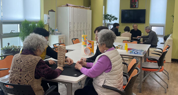 [화성=뉴시스] 화성시 노인보건센터 내부 활동 모습. (사진=화성시 제공) 2026.03.25. photo@newsis.com *재판매 및 DB 금지