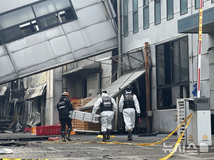 [대전=뉴시스] 김도현 기자 = 경찰과 국립과학수사연구원 등 감식반이 25일 오전 대전 대덕구 문평동 안전공업 공장 화재 현장으로 5일차 화재 현장 감식을 위해 진입하고 있다. 2026.03.25. kdh1917@newsis.com