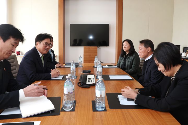 [서울=뉴시스] 오스트리아를 공식 방문 중인 우원식 국회의장은 24일(현지시각) 오전 숙소 호텔에서 친선협회 조찬간담회를 마친 뒤 비엔나에 거주 중인 이태원 참사 희생자 고(故) 김인홍씨 유가족을 만나 면담을 진행했다. (사진 = 국회의장실 제공) *재판매 및 DB 금지