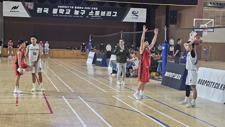 [고성=뉴시스] 신정철 기자= 경남 고성군이 2025년 방문 스포츠팀 유치 실적에서 경남도 내 1위를 기록하며 스포츠산업 중심도시로서의 위상을 다시 한번 입증했다.사진은 지난해 개최된 중학교 농구 스토브리그.(사진=고성군 제공).2026.03.25. photo@newsis.com *재판매 및 DB 금지